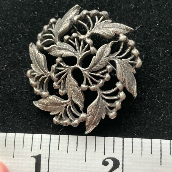 Vintage pewter Round holly berries brooch pin - Picture 6 of 6
